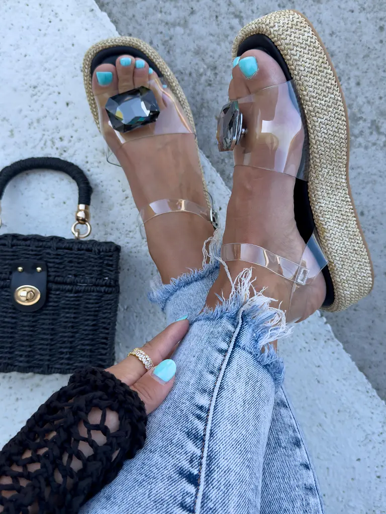 Kővel díszített áttetsző szandál CLINDA