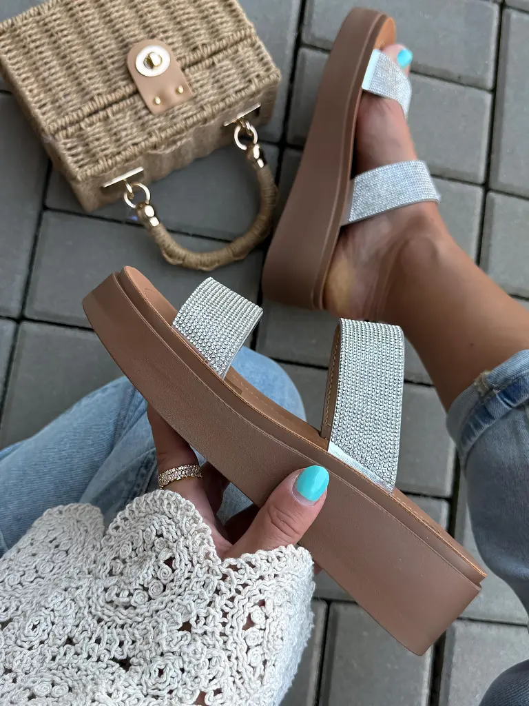 Kövekkel díszített női papucs MANUELA