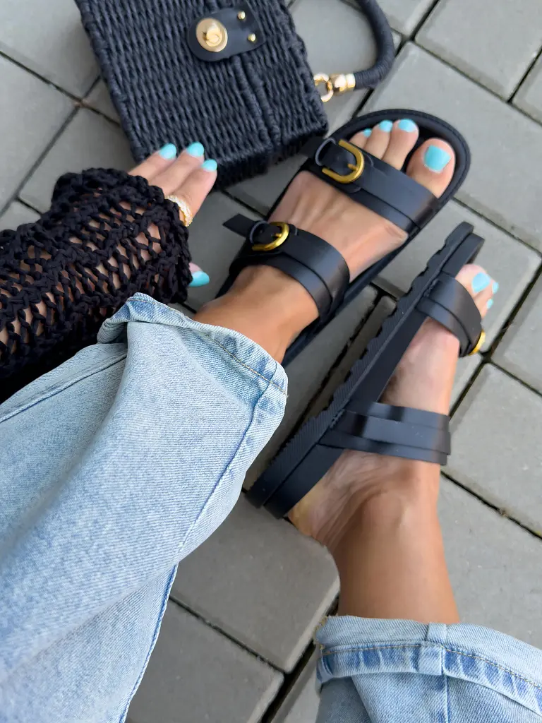 Fekete papucs arany színű dísszel MARCIA