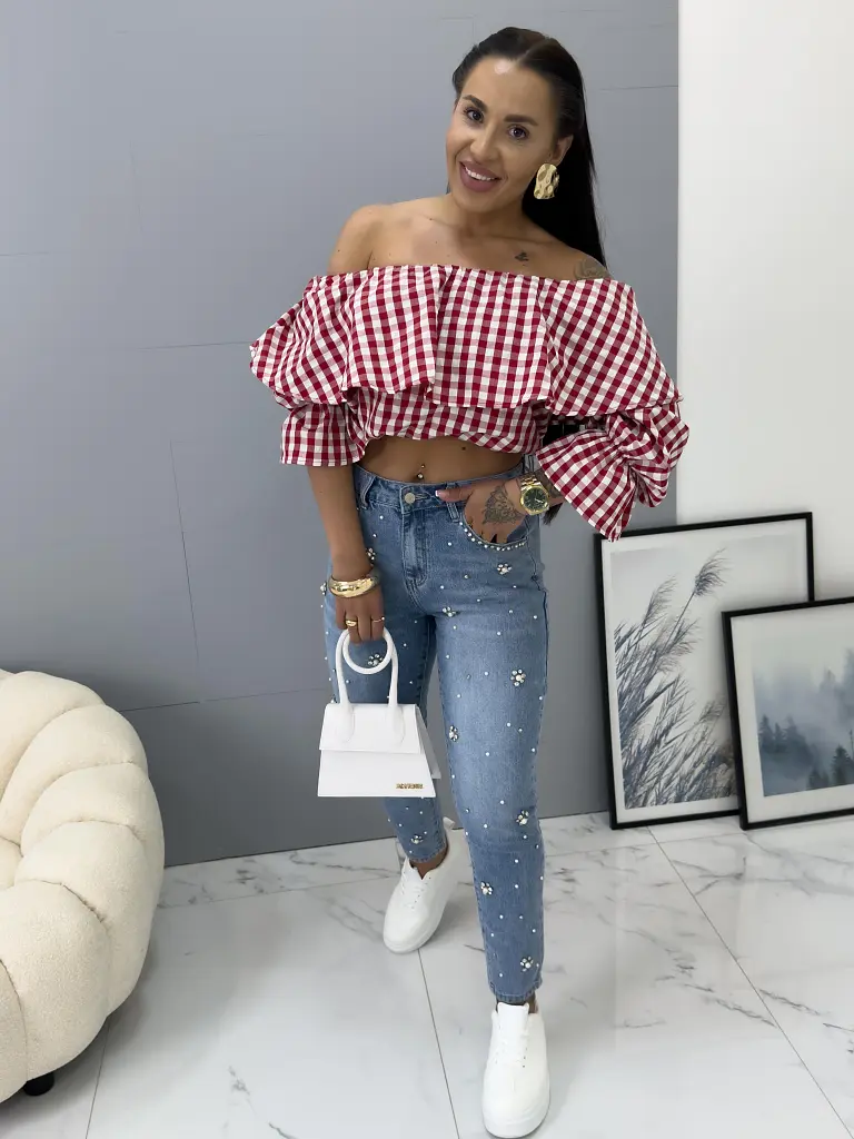 Kövekkel és gyöngyökkel díszített kék farmer