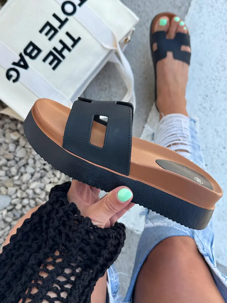 Fekete platformos női papucs LUNNA