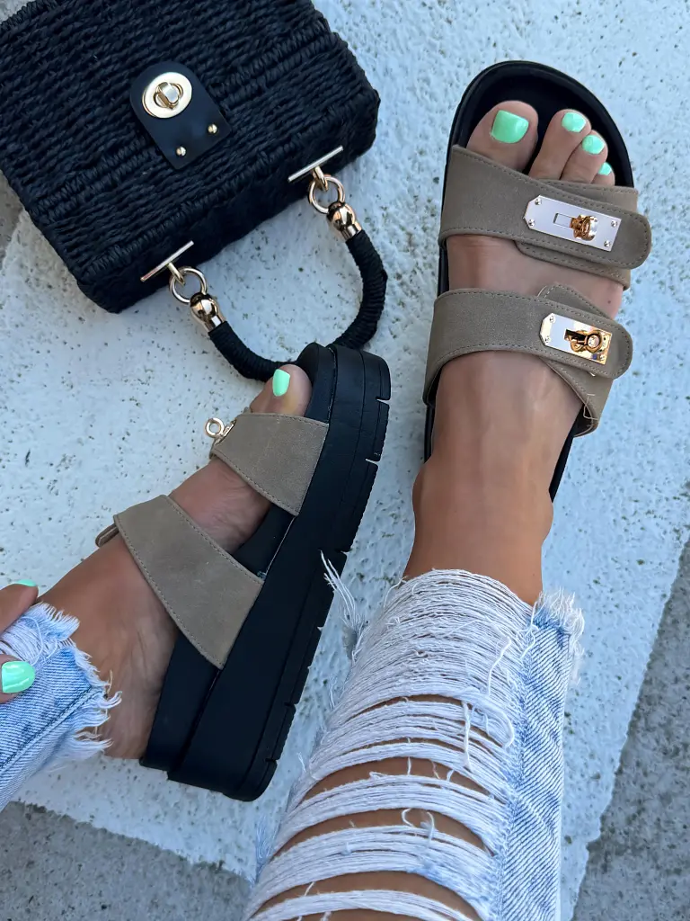 Női papucs arany színű dísszekkel MODESTA