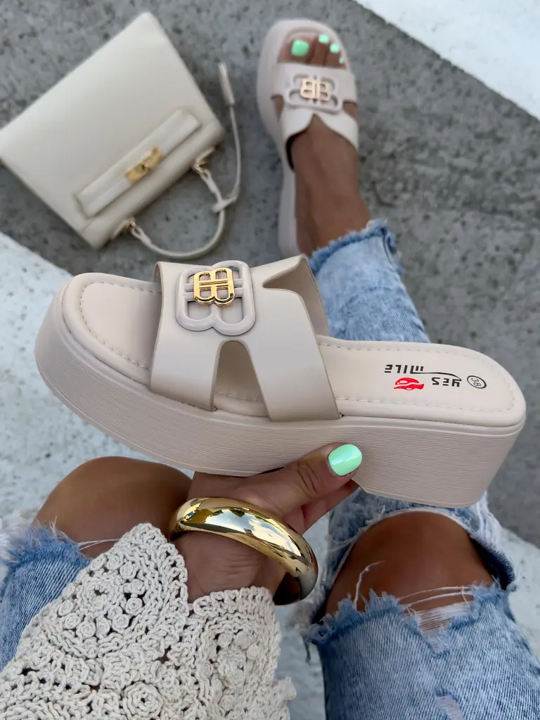 Platformos papucs arany színű dísszel ORIANA - next