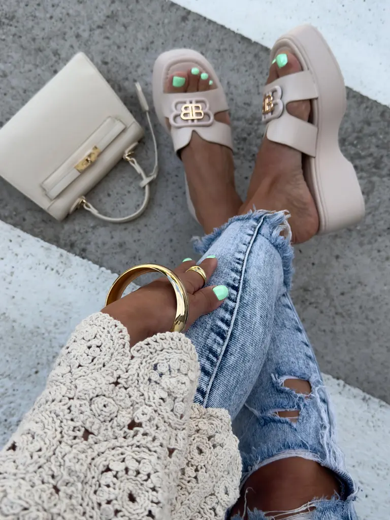 Platformos papucs arany színű dísszel ORIANA