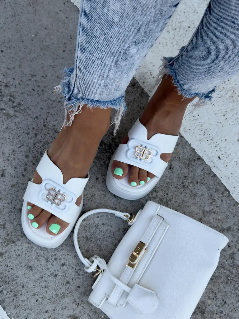 Platformos papucs arany színű dísszel ORIANA - next