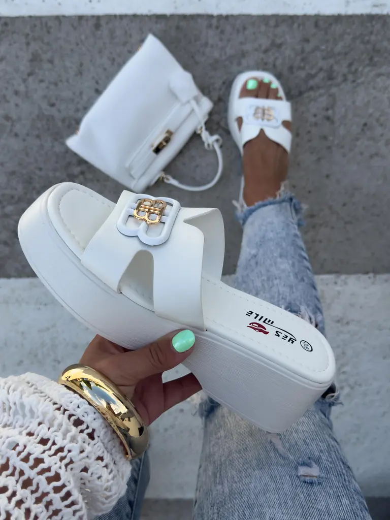 Platformos papucs arany színű dísszel ORIANA