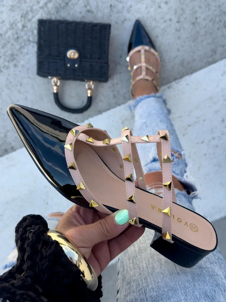 Nittekkel díszített lakkozott szandál AIDEN - next