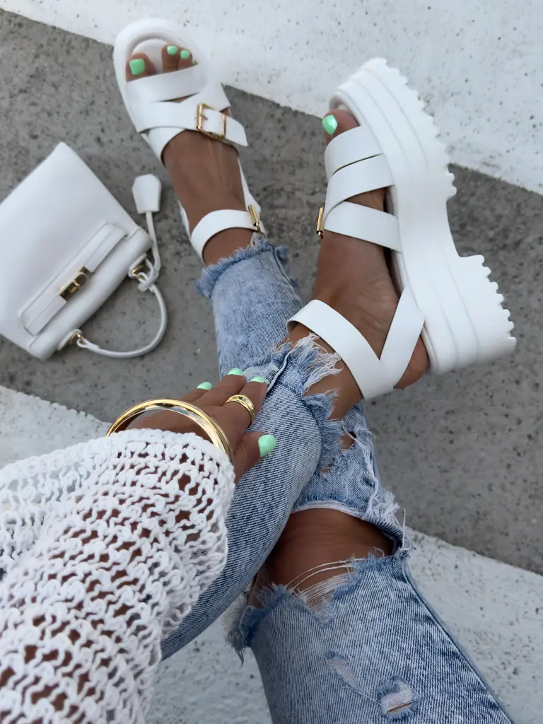 Fehér szandál arany színű díszekkel SHENAYA - next