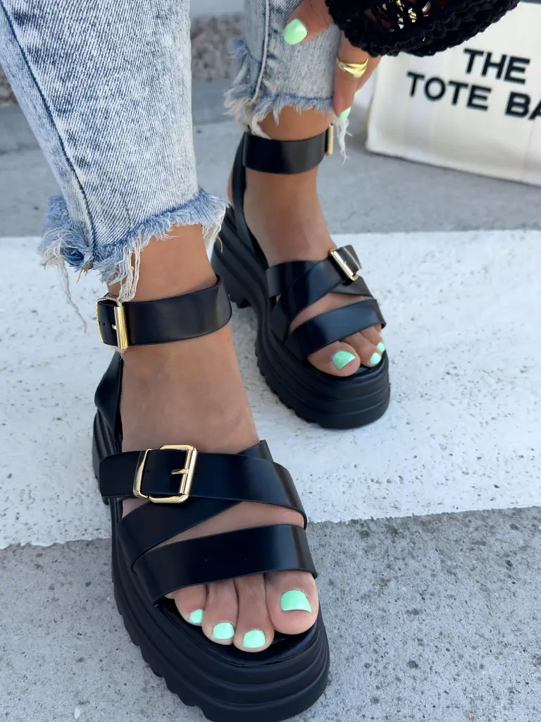 Fekete szandál arany színű díszekkel SHENAYA - next