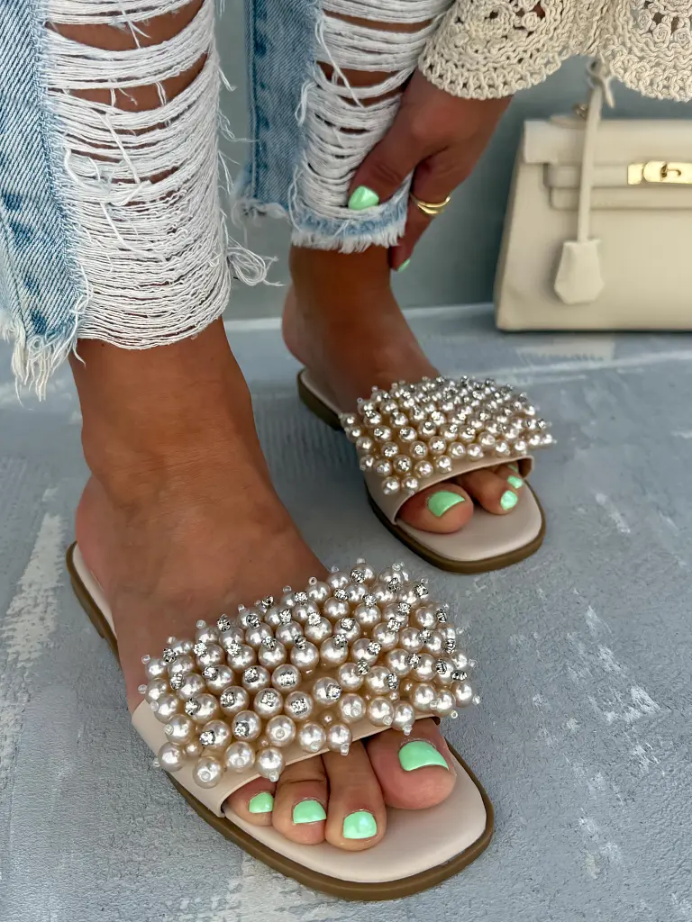 Gyöngyökkel díszített női papucs KAIDEN