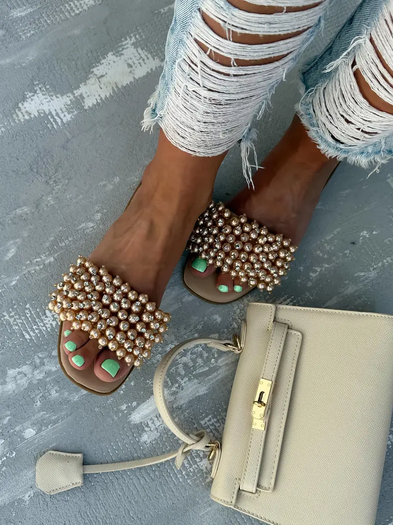 Gyöngyökkel díszített női papucs KAIDEN - next