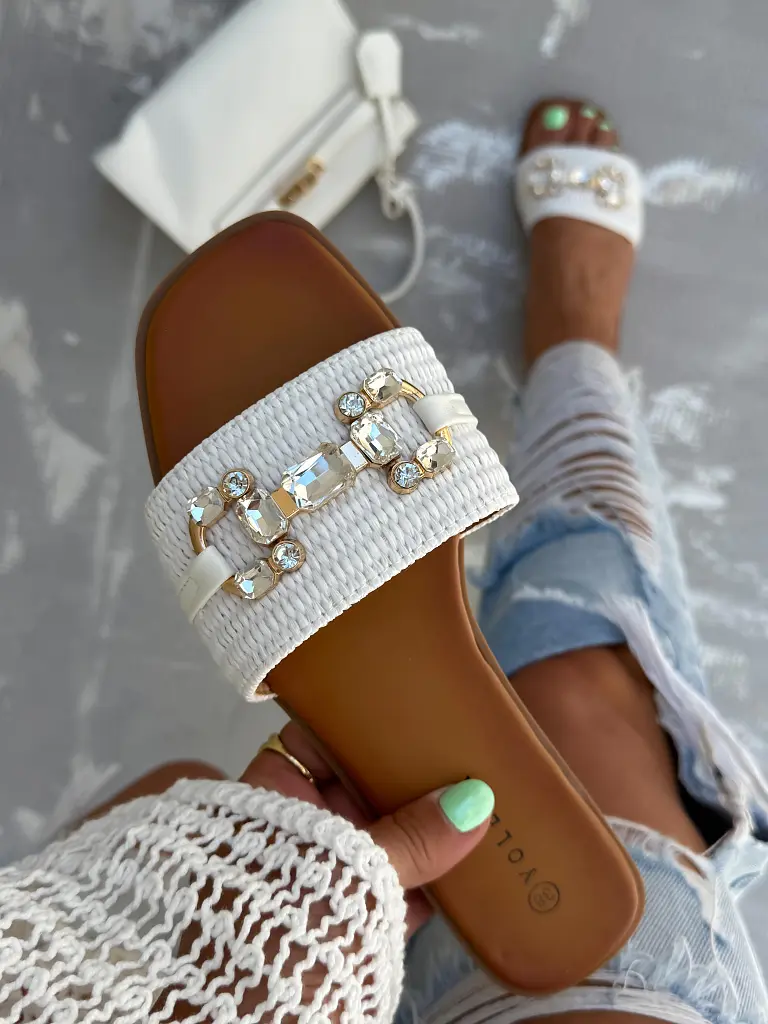 Női papucs ezüst színű dísszel ARUNA