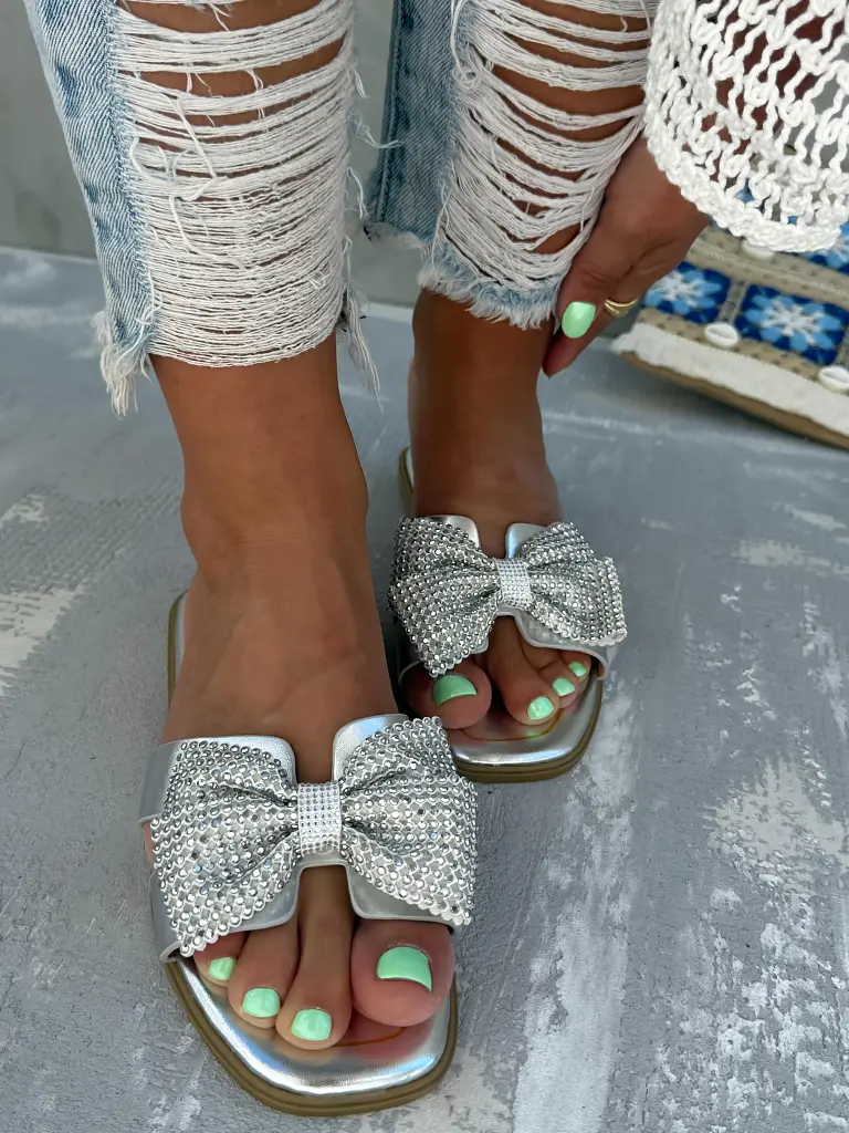 Kövecskékkel díszített masnis papucs HANSIKA