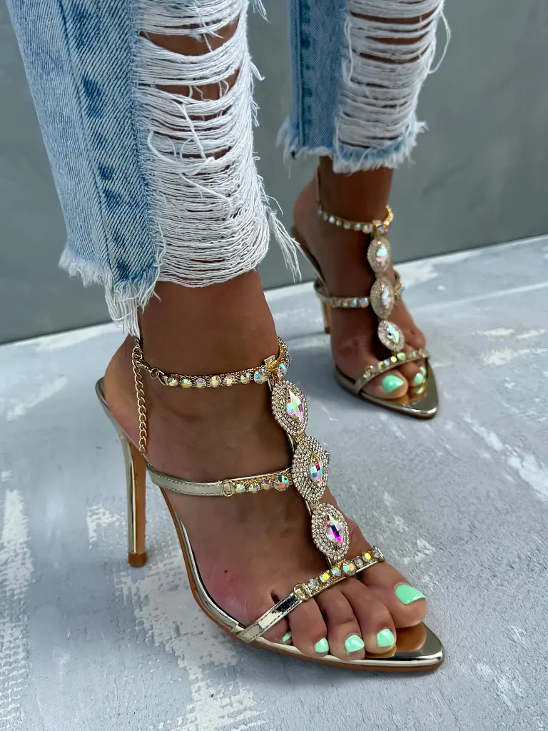 Kövekkel és lánccal díszített exkluzív szandál NAKIYA