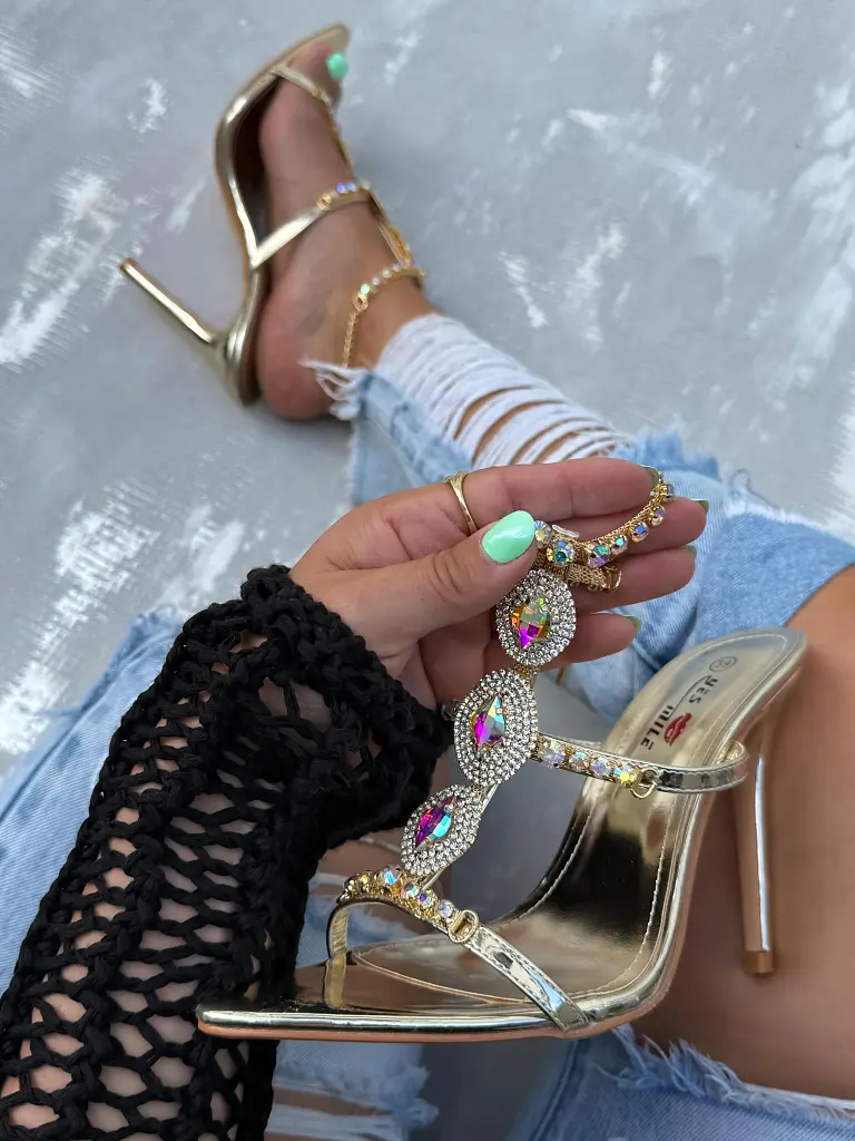 Kövekkel és lánccal díszített exkluzív szandál NAKIYA - next