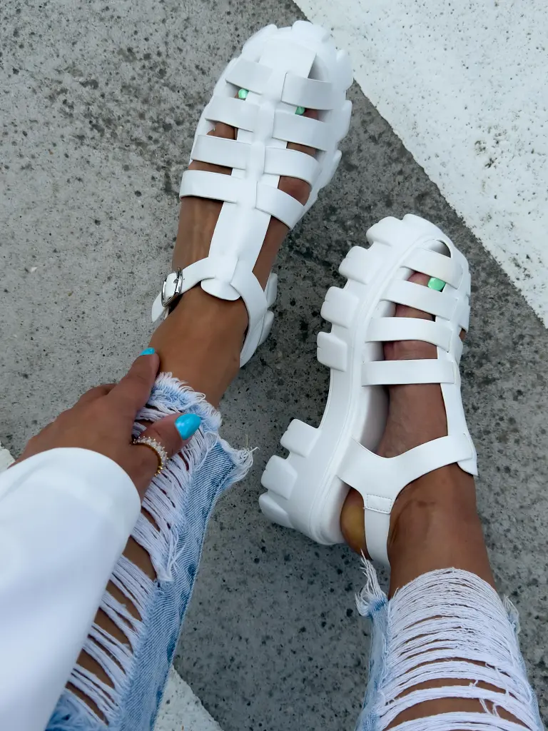 Fehér platformos női szandál HERMA - next