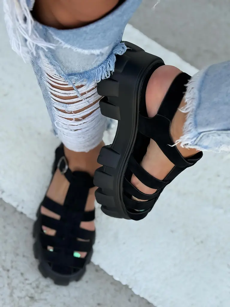 Fekete platformos női szandál HERMA - next