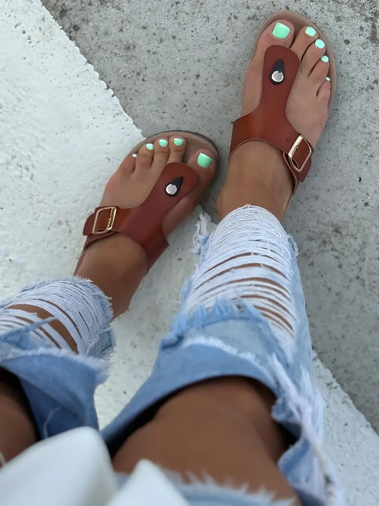 Női papucs arany színű dísszel PAULINA