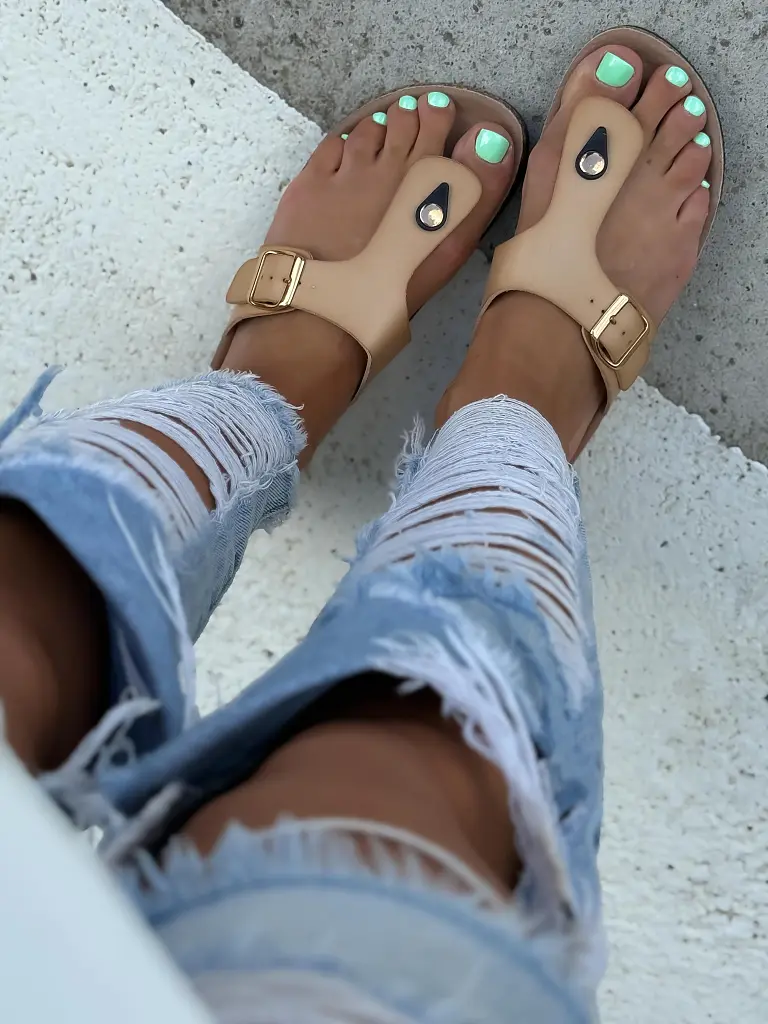 Női papucs arany színű dísszel PAULINA - next