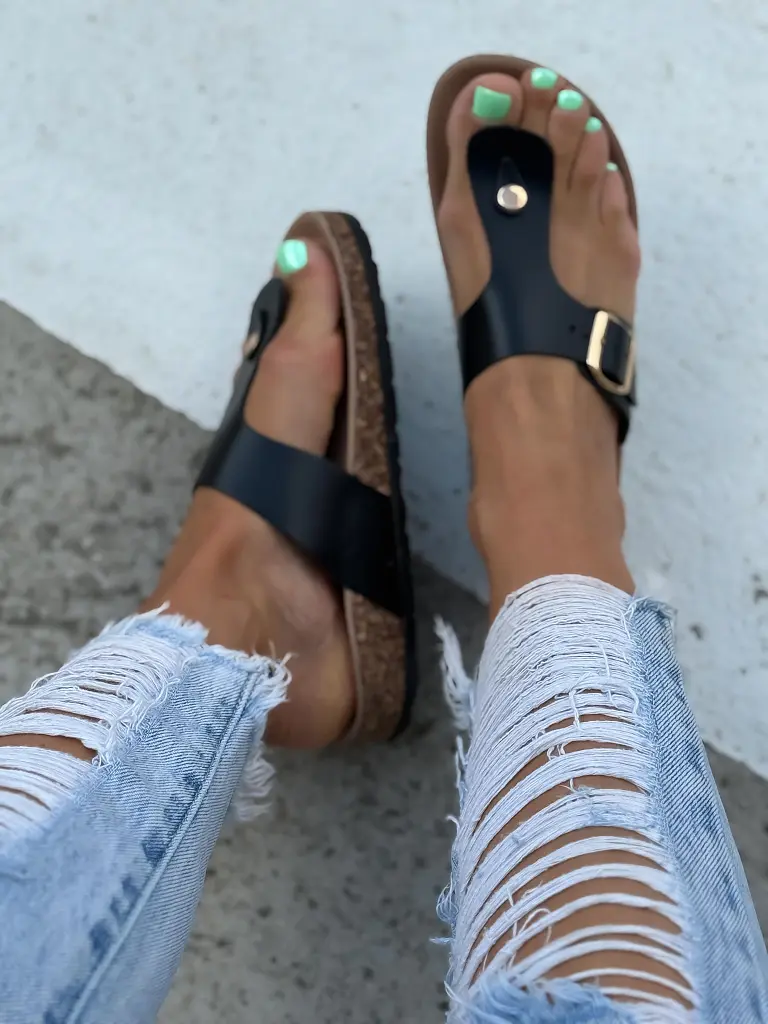 Női papucs arany színű dísszel PAULINA - next