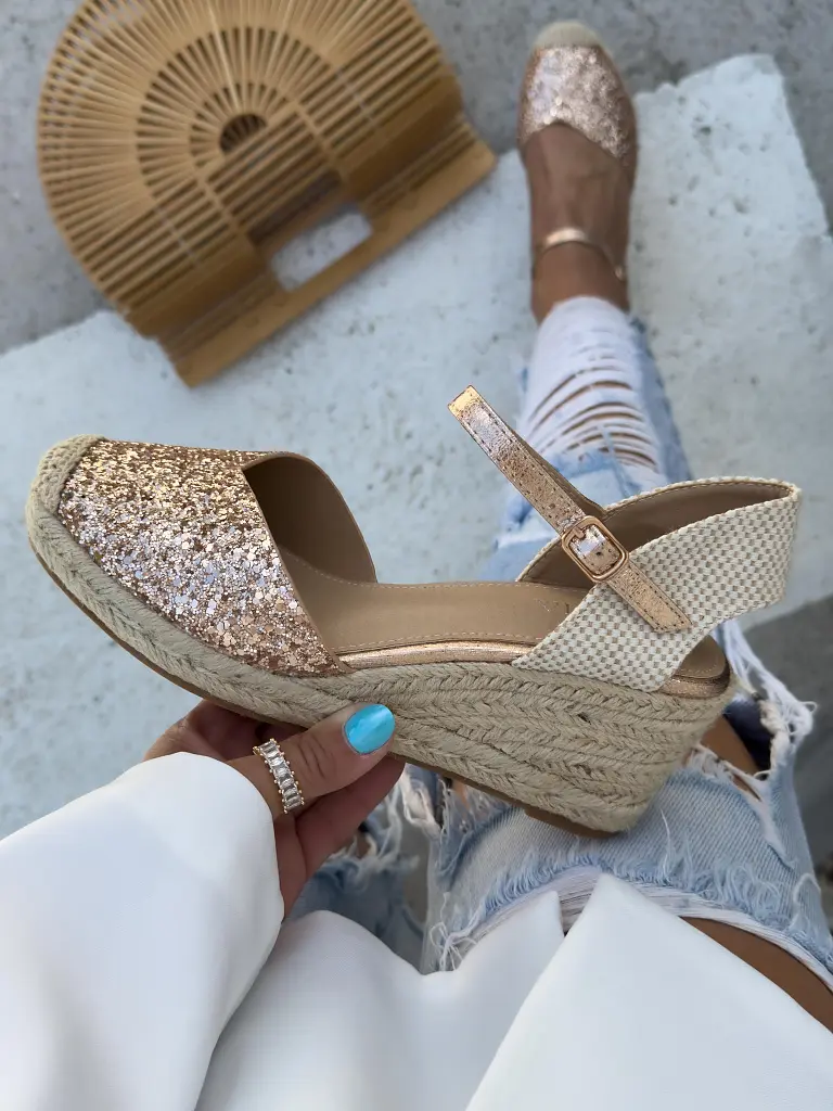 Csillogó női szandál GOLDY - next