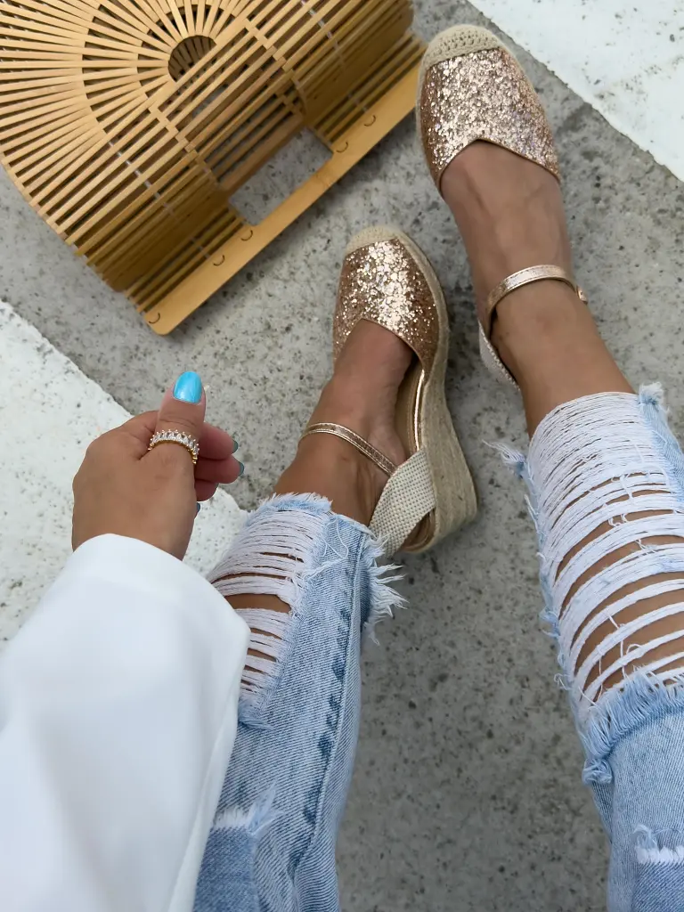 Csillogó női szandál GOLDY