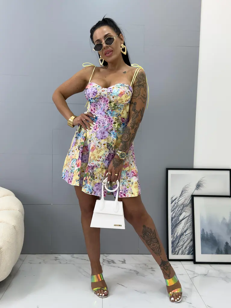 Virágmintás, fodros pántos ruha melltöméssel CHLOE