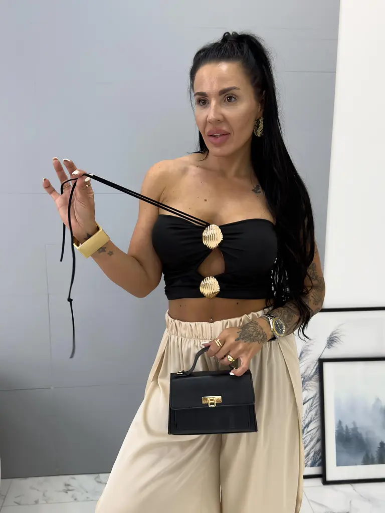 Nyakbakötős crop top melltöméssel CAMILA