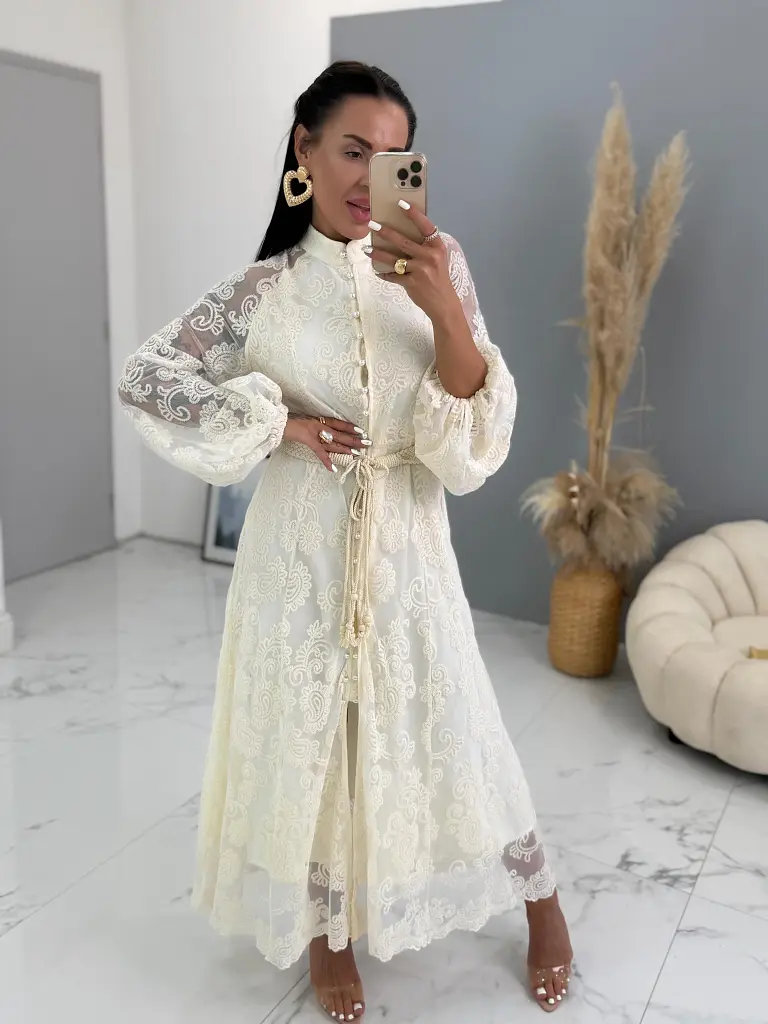 Krémszínű hosszú csipkés ingruha övvel LAULINA