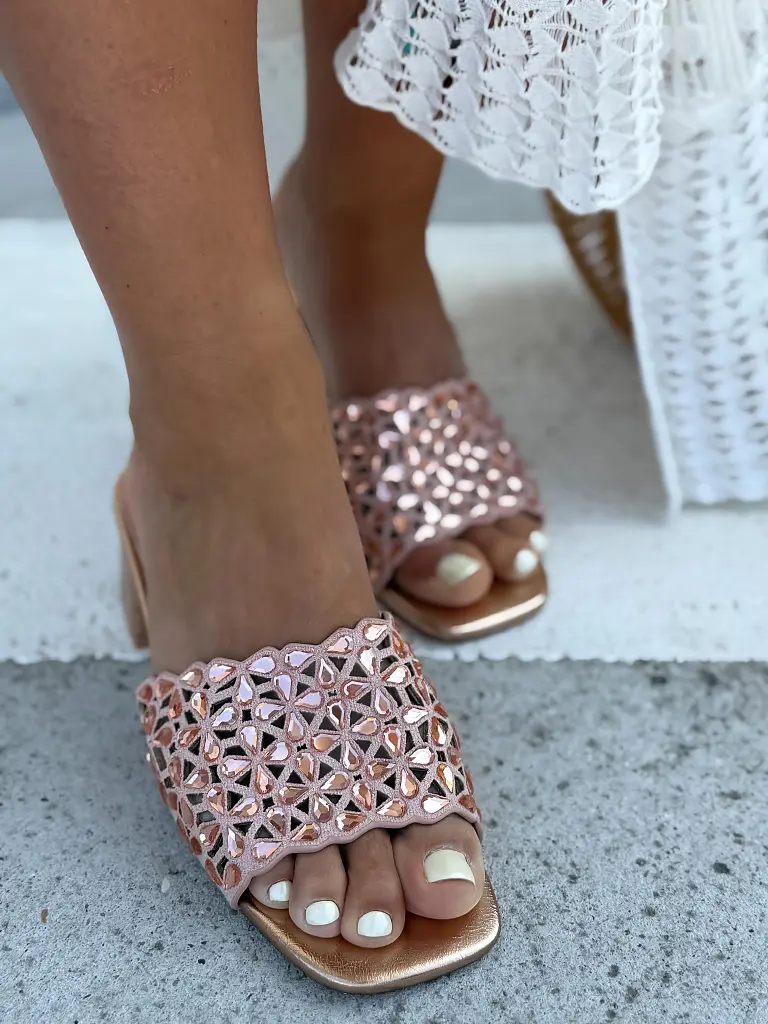 Kövekkel díszített szandál LAURA - next