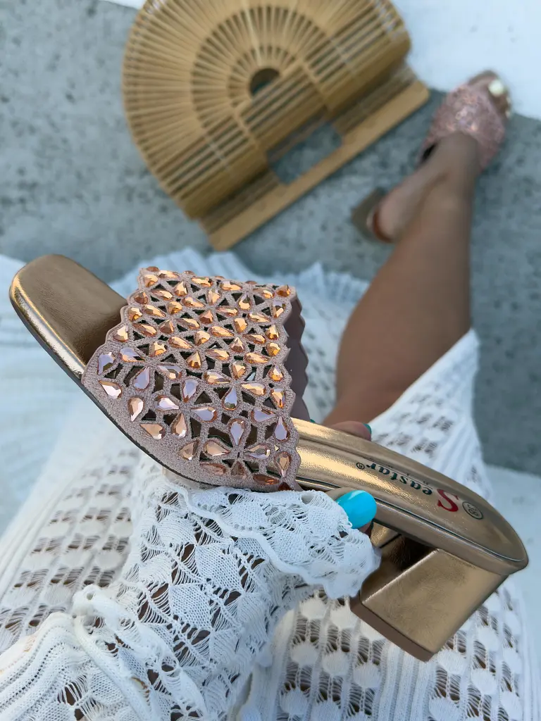 Kövekkel díszített szandál LAURA