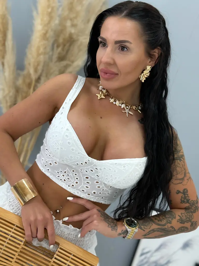 Fehér madeira crop-top melltöméssel JUDITH - next