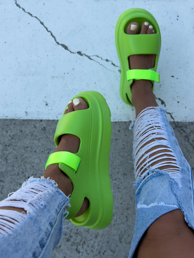 Pillekönnyű tépőzáras gumis szandál ZURI