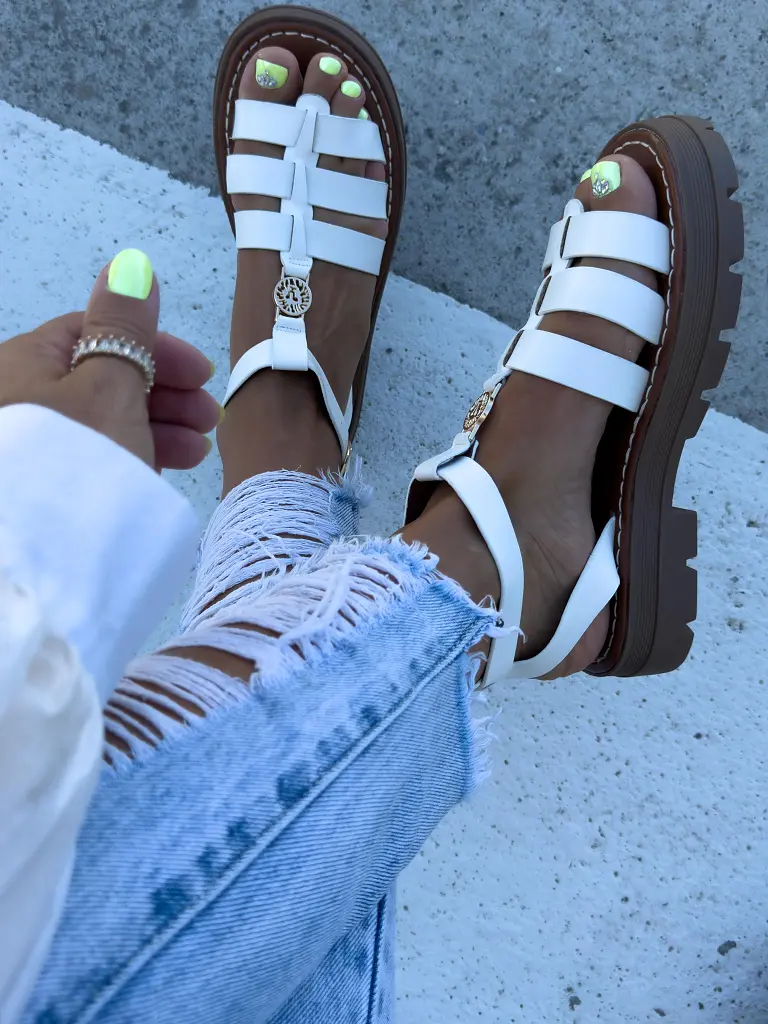 Fehér szandál arany színű dísszel ROMANA - next