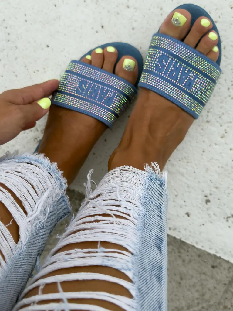 Kövekkel díszített papucs DETTY