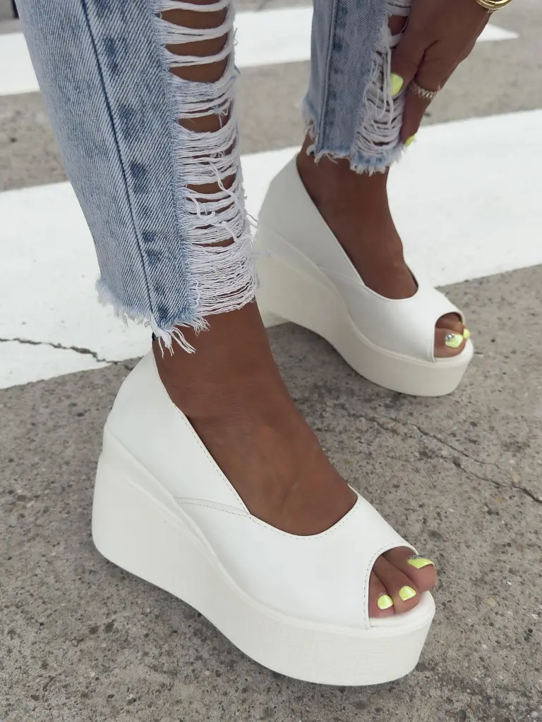 Fehér platformos szandál MANTYS