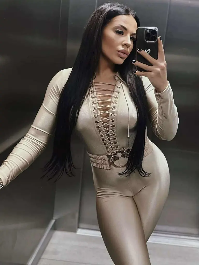 Extravagáns krémszínű overál övvel ANAISA