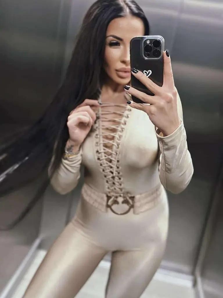 Extravagáns krémszínű overál övvel ANAISA - next