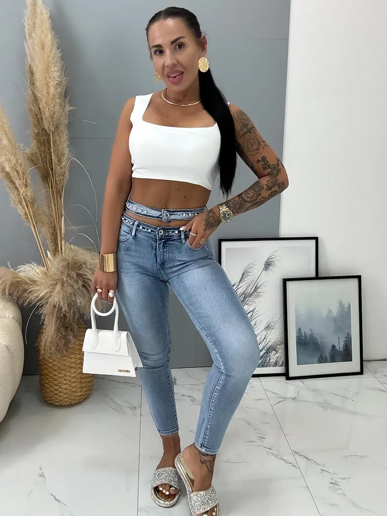 Kövekkel és gyöngyökkel díszített skinny farmer