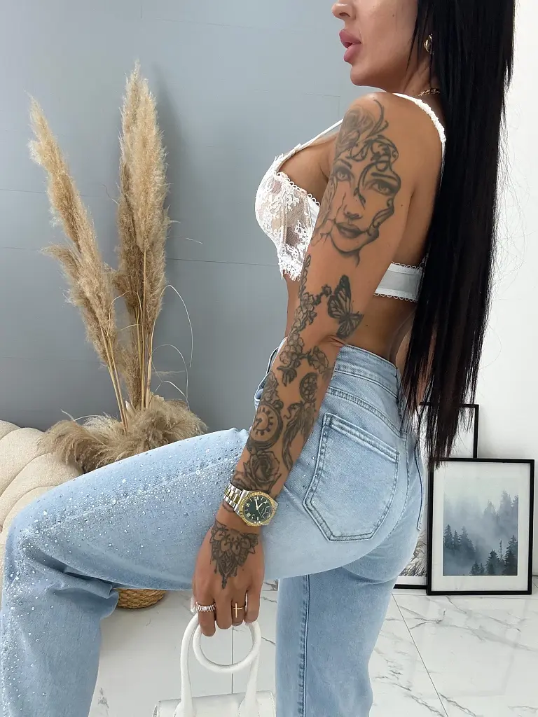 Kövekkel díszített high-waist farmer - next