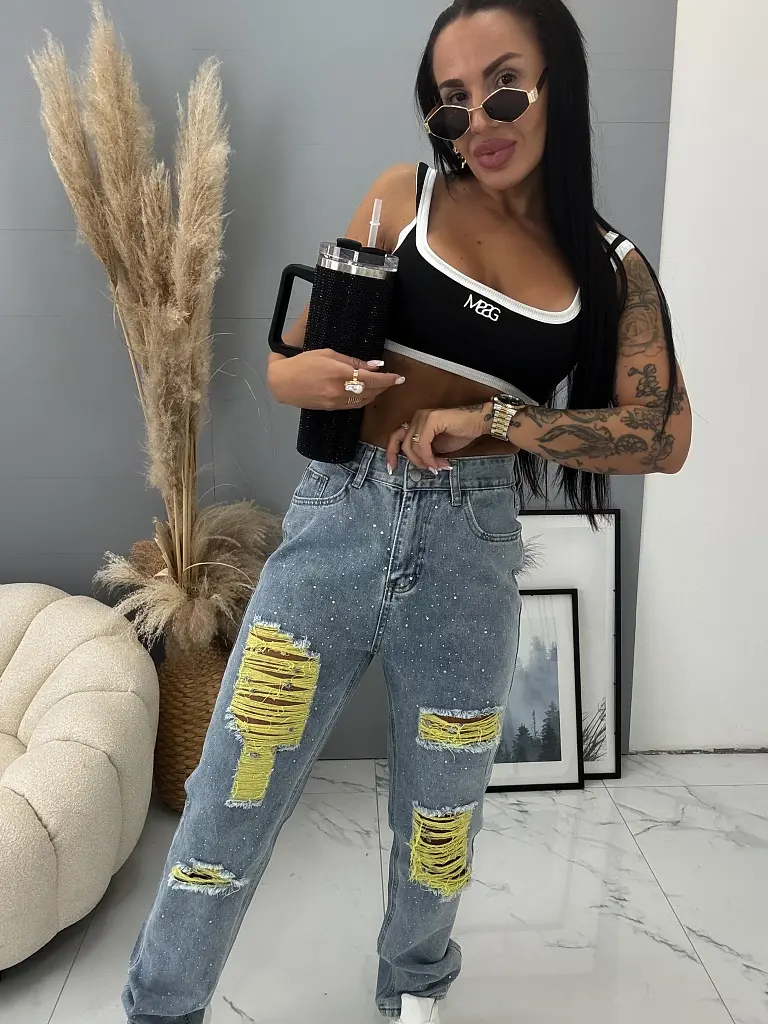 Kövekkel díszített szaggatott mom fit farmer  - next