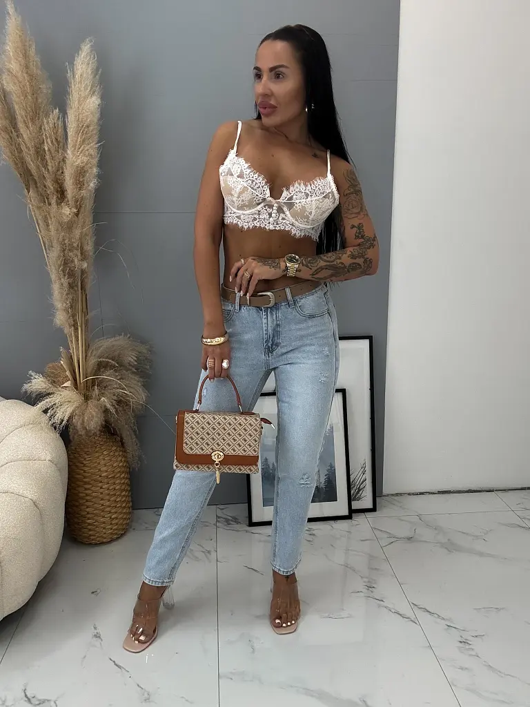 Szaggatott mom fit farmer övvel