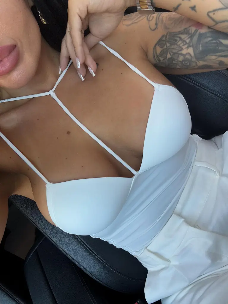 Fehér top melltöméssel MAISY