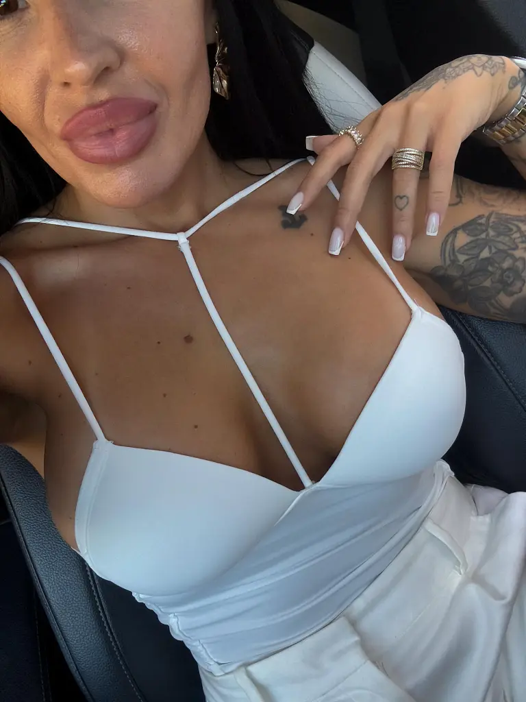 Fehér top melltöméssel MAISY - next