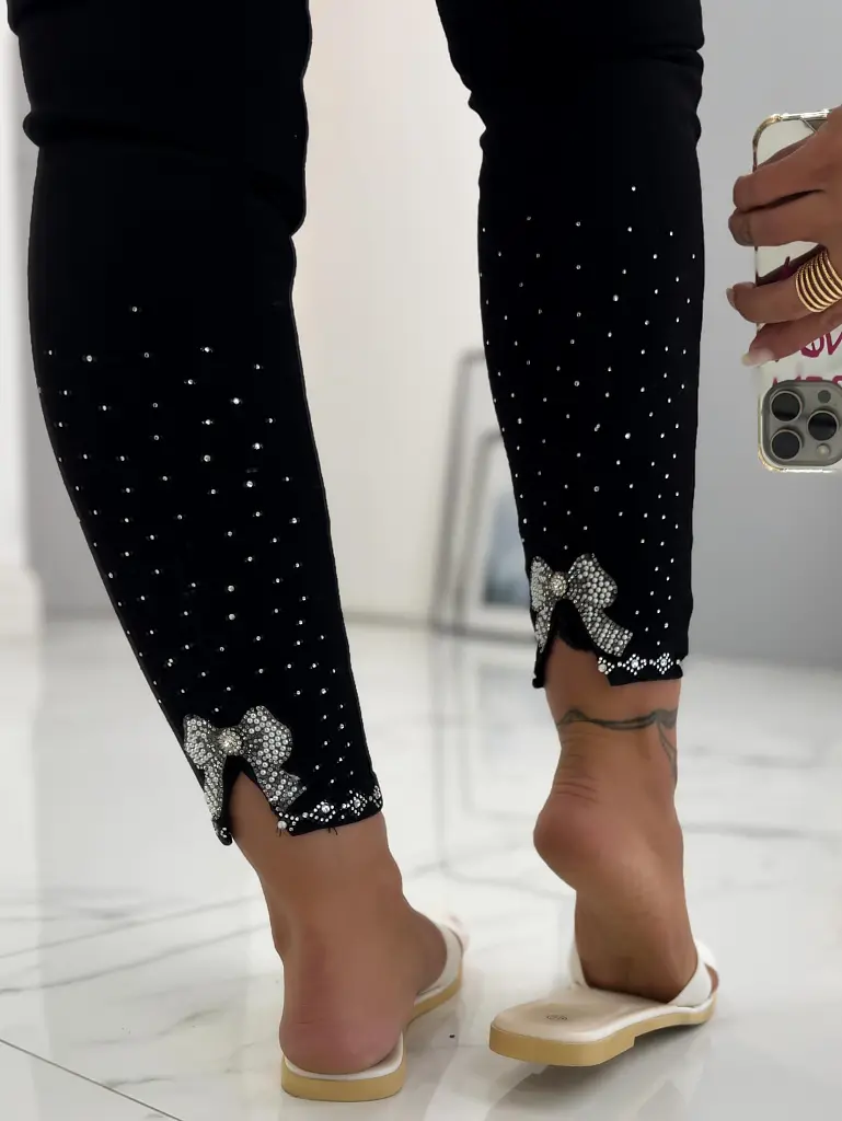 Kövekkel és gyöngyökkel díszített skinny farmer