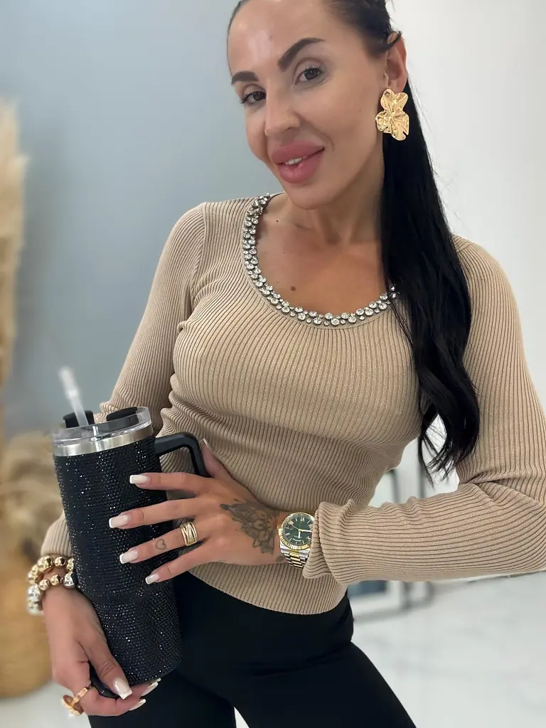 Kövekkel díszített bordázott anyagú pulóver MILA