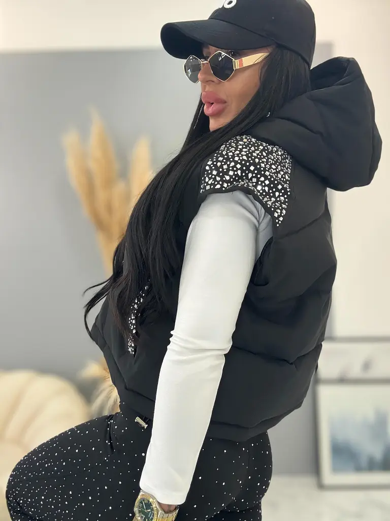 Kövecskékkel díszített kapucnis mellény ROSALIE