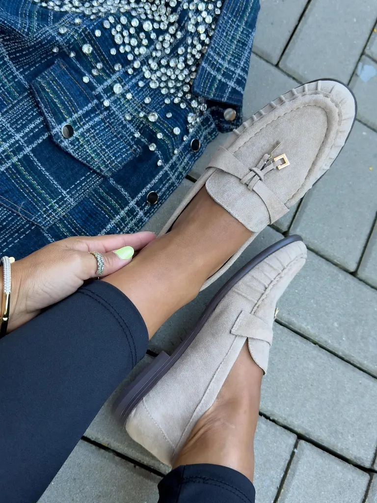 Mokaszín arany színű dísszel WRENA