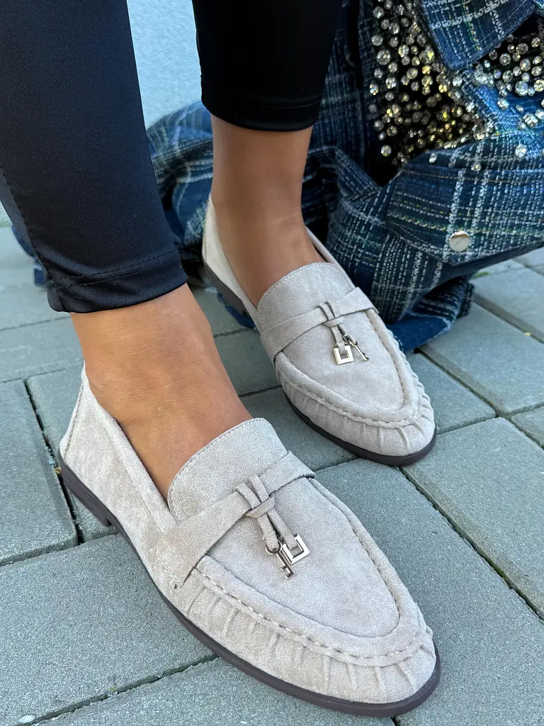 Mokaszín arany színű dísszel WRENA - next