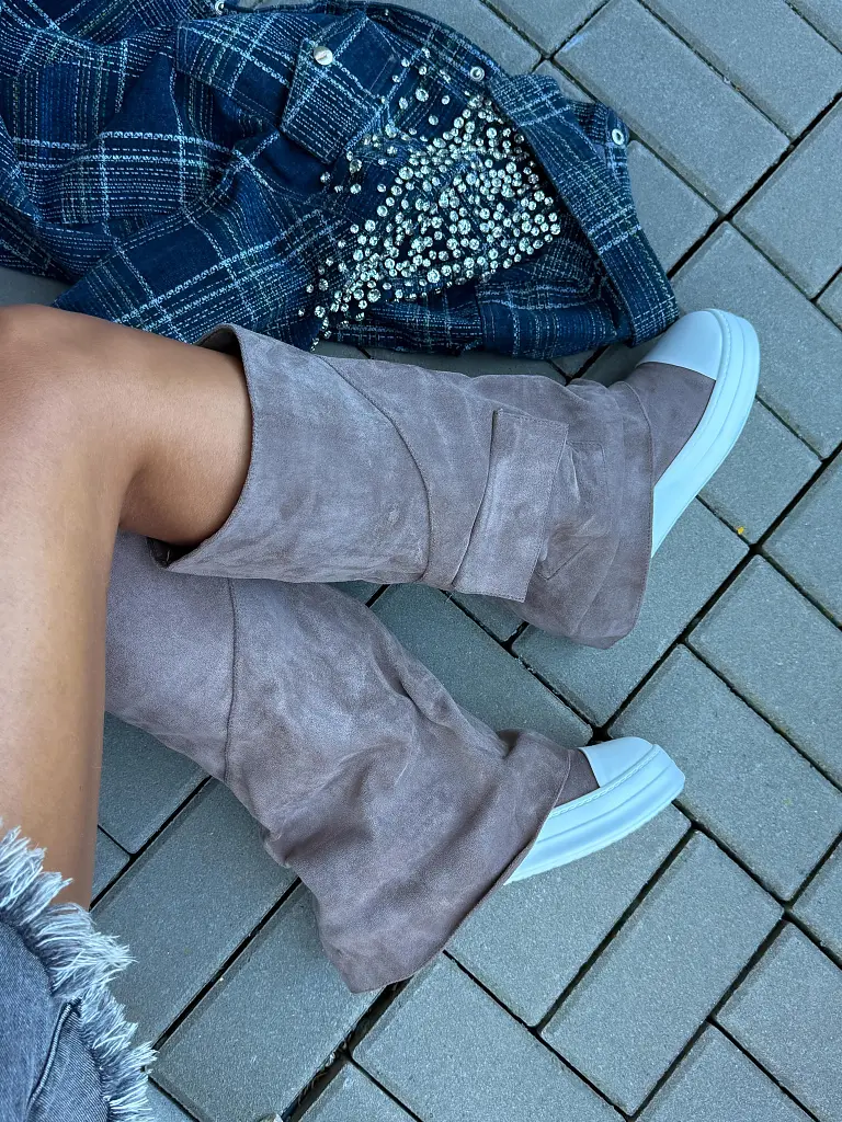 Exravagáns magasszárú csizma SHAYNA - next